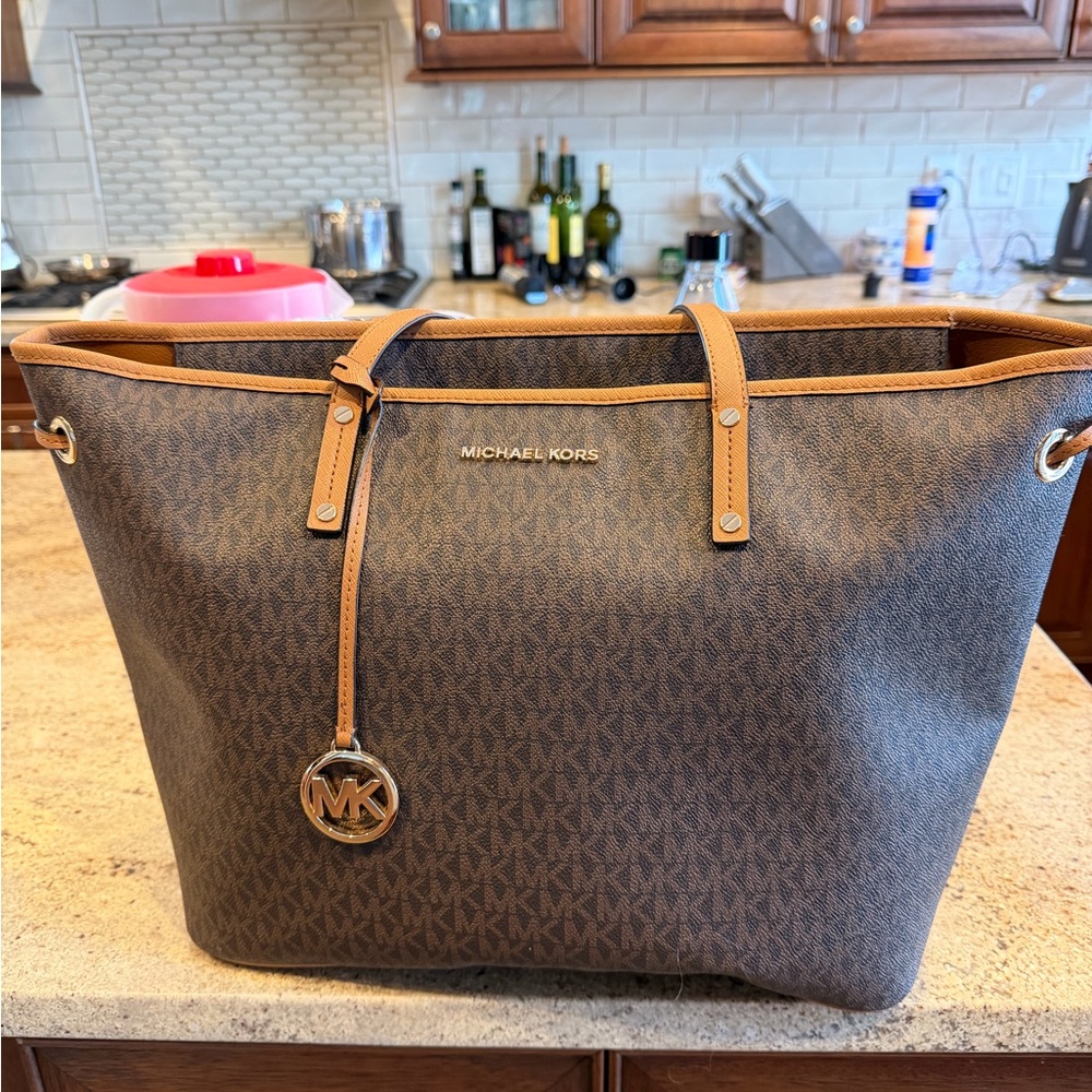 Michael Kors Bags Michael Kors Jet Set Shoulder - Like new condition